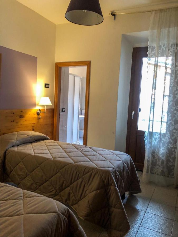 Albergo Ristorante La Torretta Кастільоне-дей-Пеполі Екстер'єр фото