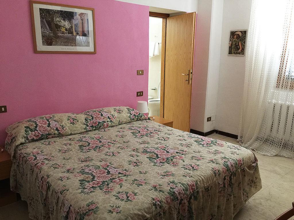 Albergo Ristorante La Torretta Кастільоне-дей-Пеполі Номер фото